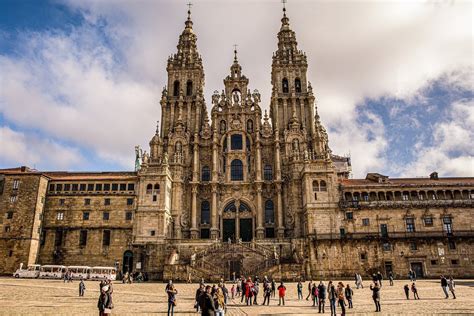 A Catedral de Santiago de Compostela! Descubra um Tesouro Arquitetônico e um Destino de Peregrinação