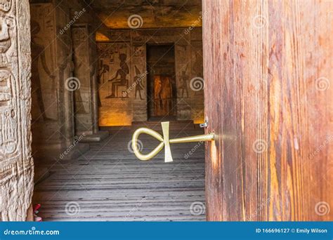 A Porta de Abu Simbel: Uma Jornada Através do Tempo em Aswan!