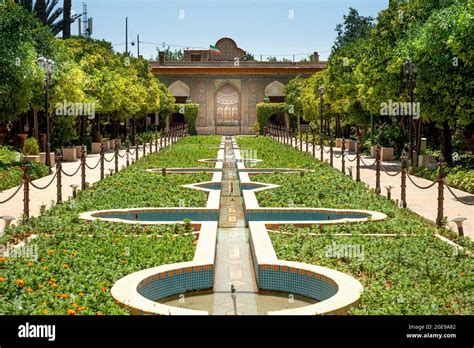  Narenjestan Garden: Um Paraíso de Laranjais e Reflexos na Água!